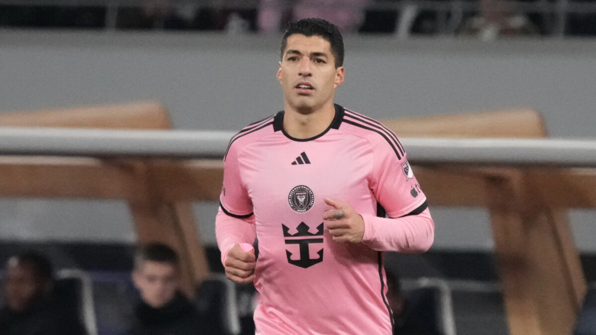 Суарес пропустит шесть матчей Кубка лиг из-за плевка