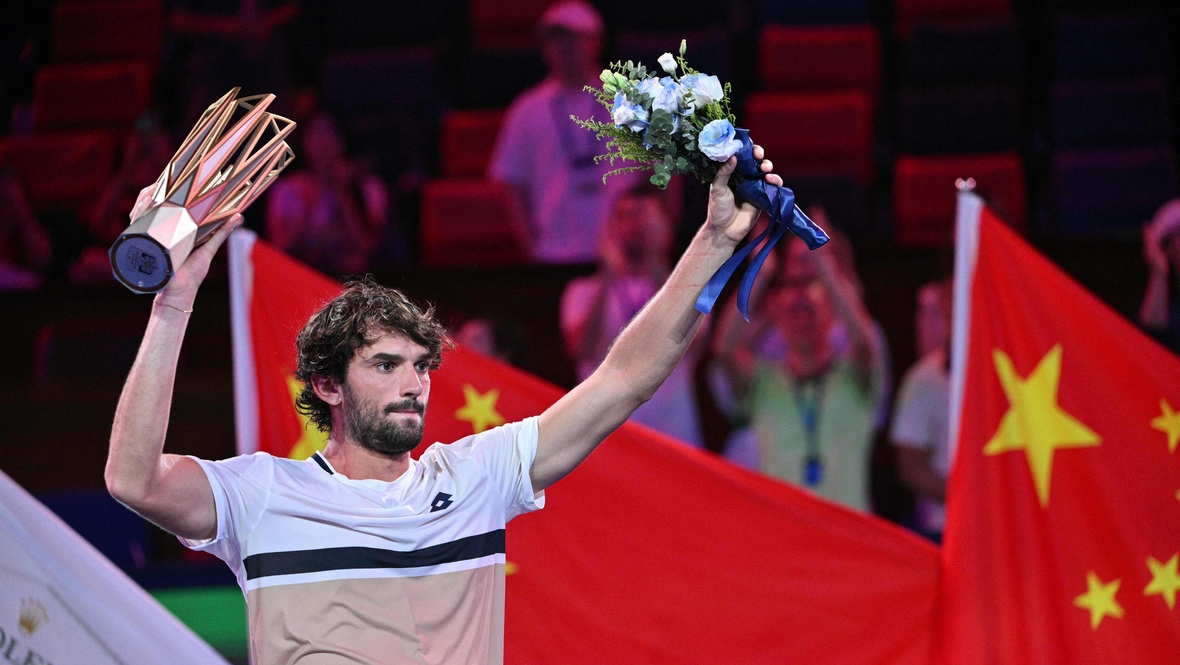 «То, что случилось сейчас, — нереально». «Мастерс» в Шанхае сенсационно выиграл 204-я ракетка мира Вашеро