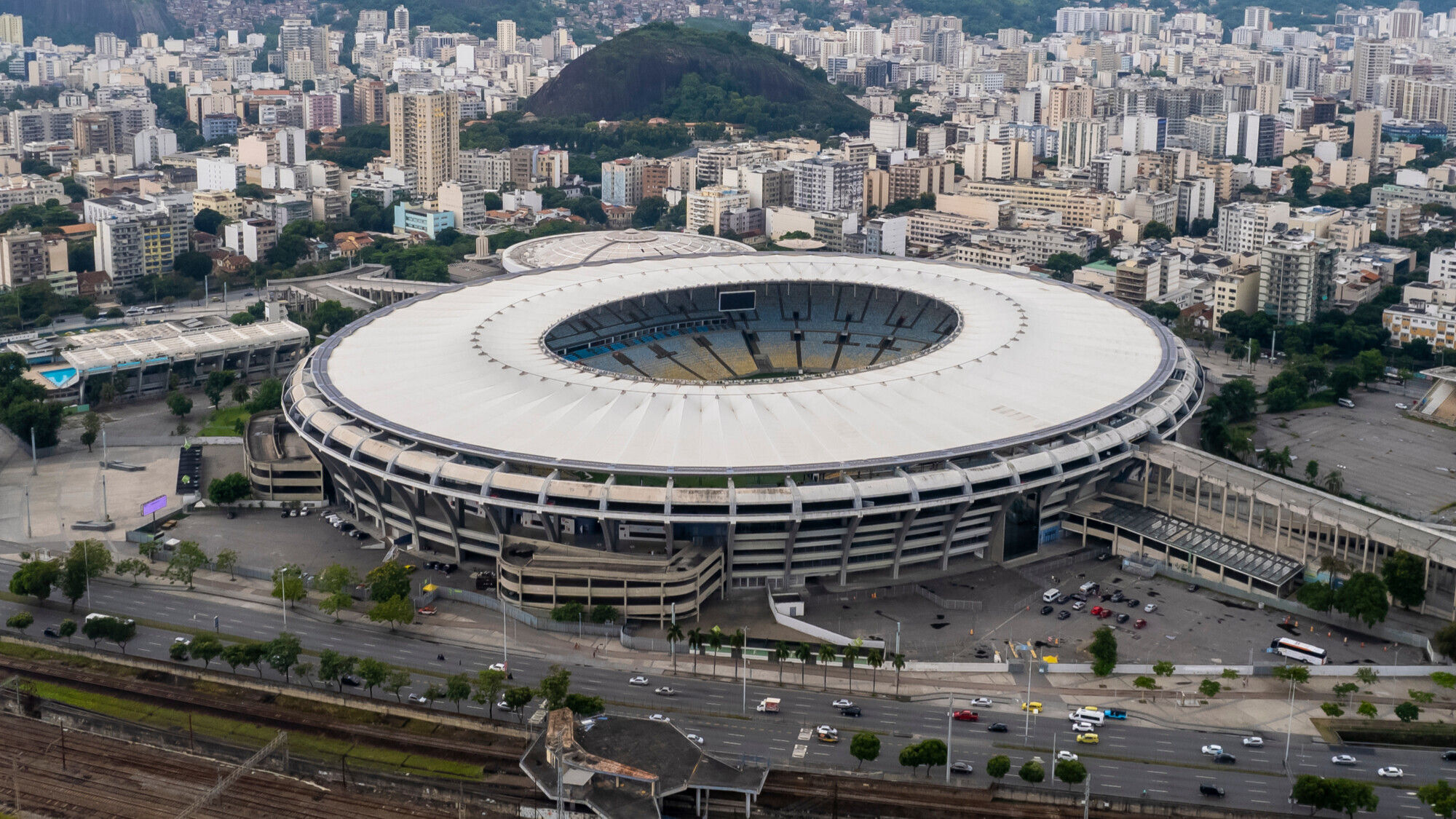 В Бразилии продают легендарную арену «Маракана», а Саудовская Аравия строит стадион на крыше небоскреба