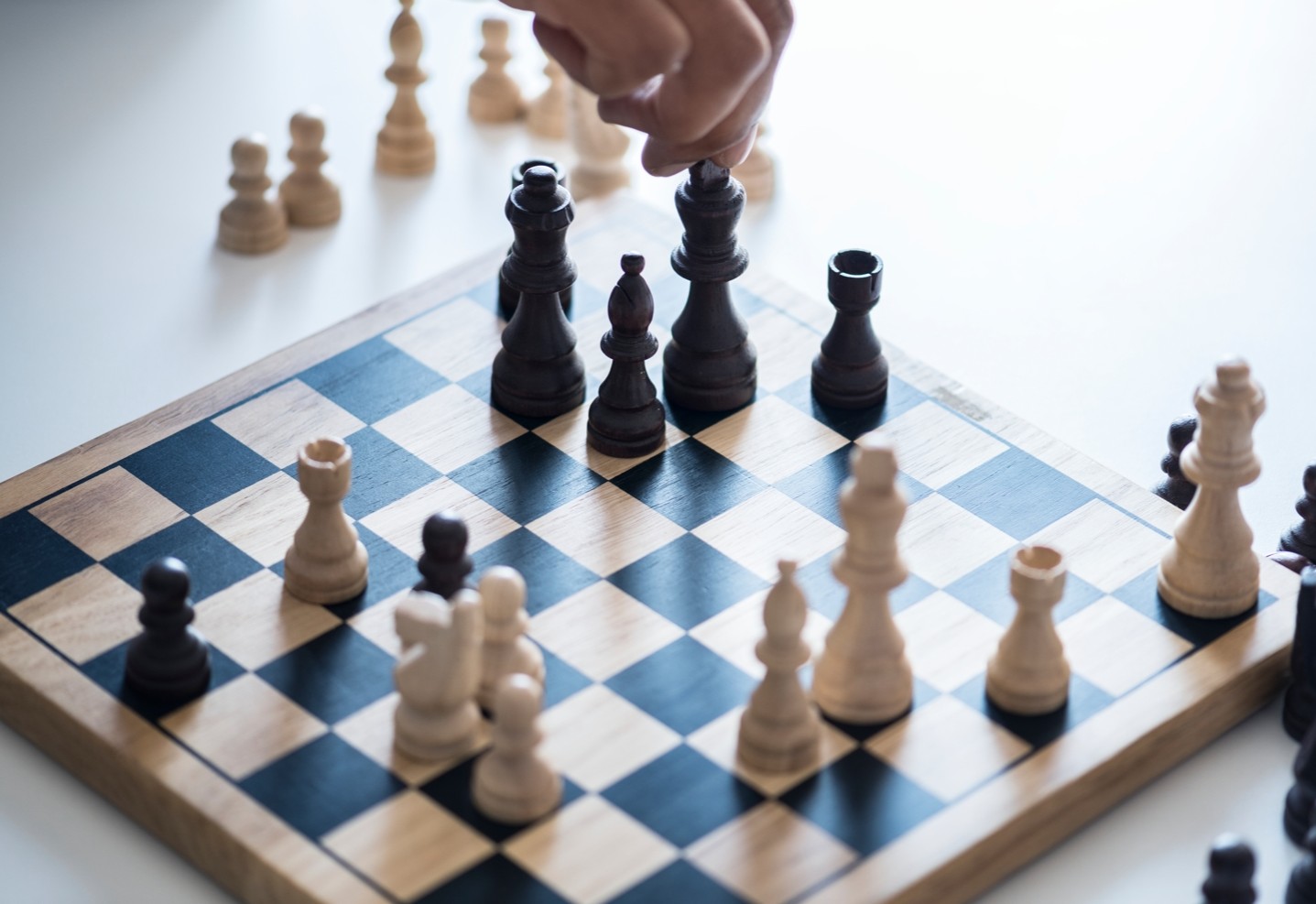 Американец выиграл шахматный турнир и бросил в толпу фигуру с доски