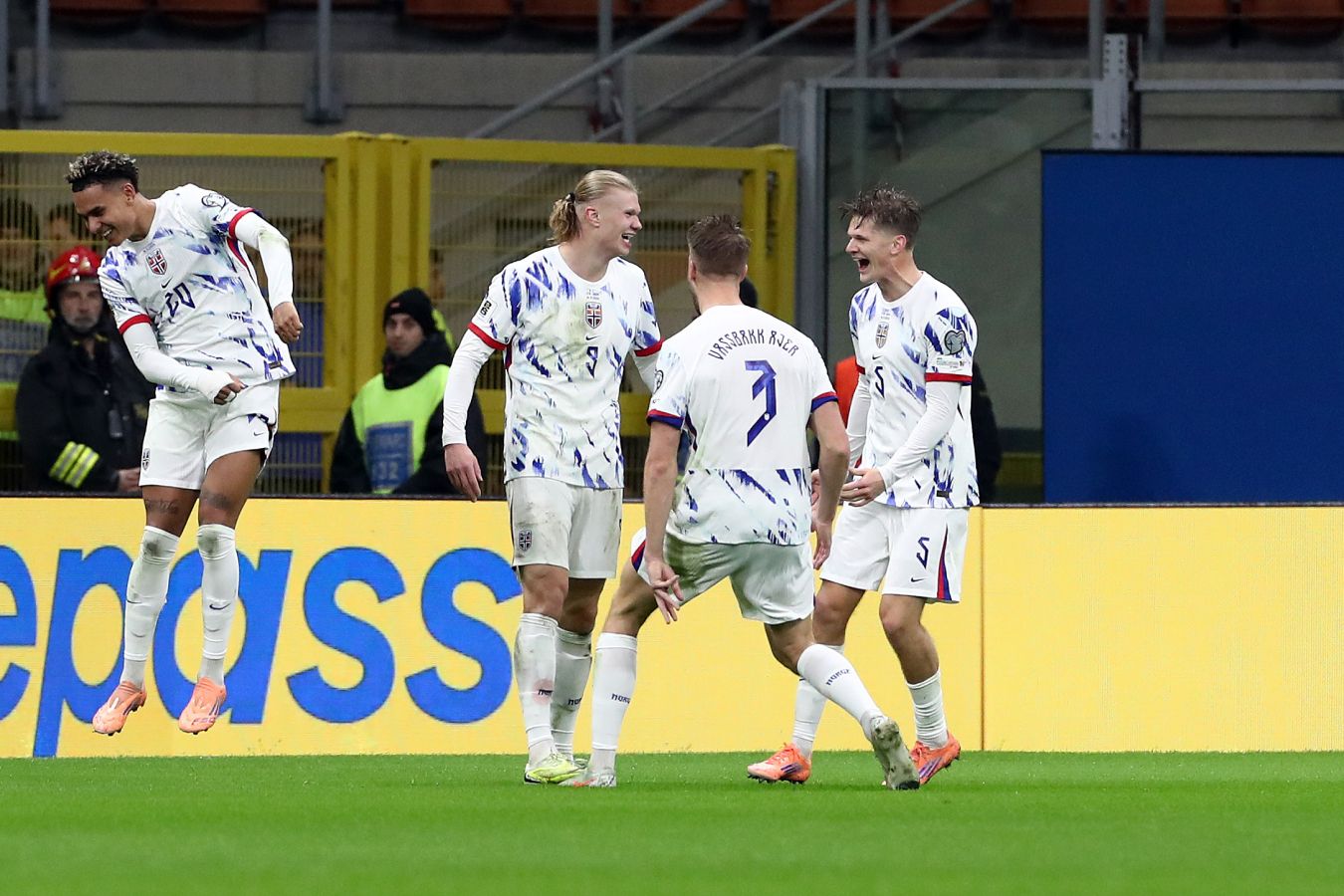 Норвегия впервые за 28 лет сыграет на чемпионате мира. Италия — только в стыках