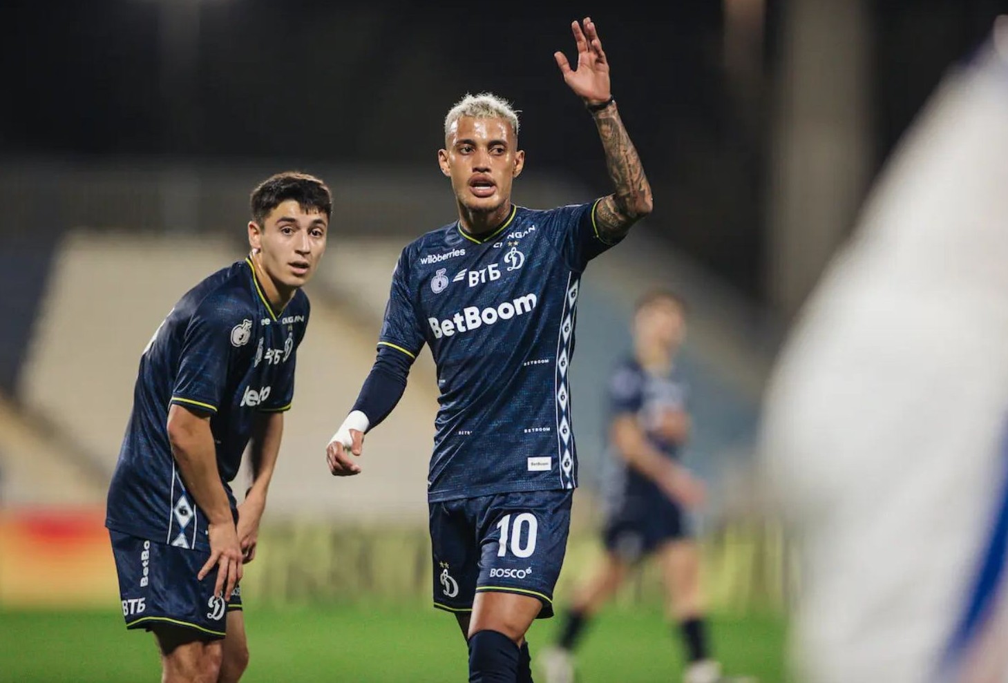 Слуцкий vs. «Динамо»: московский клуб обыграл китайский «Шанхай Шэньхуа»