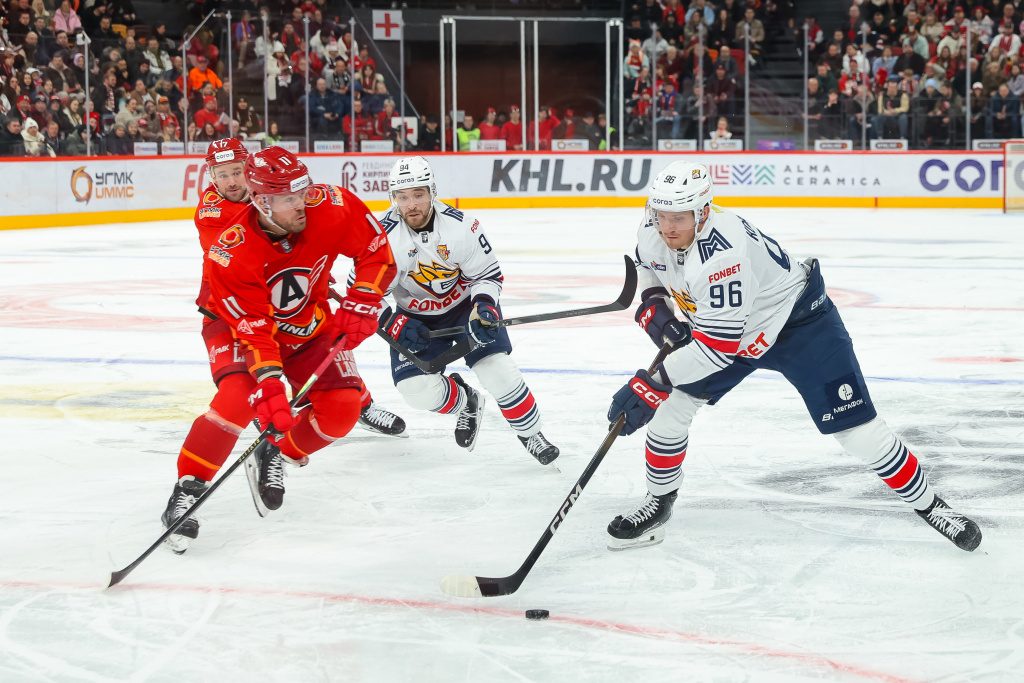 Разгром лидера КХЛ: «Автомобилист» впервые в сезоне обыграл «Металлург»