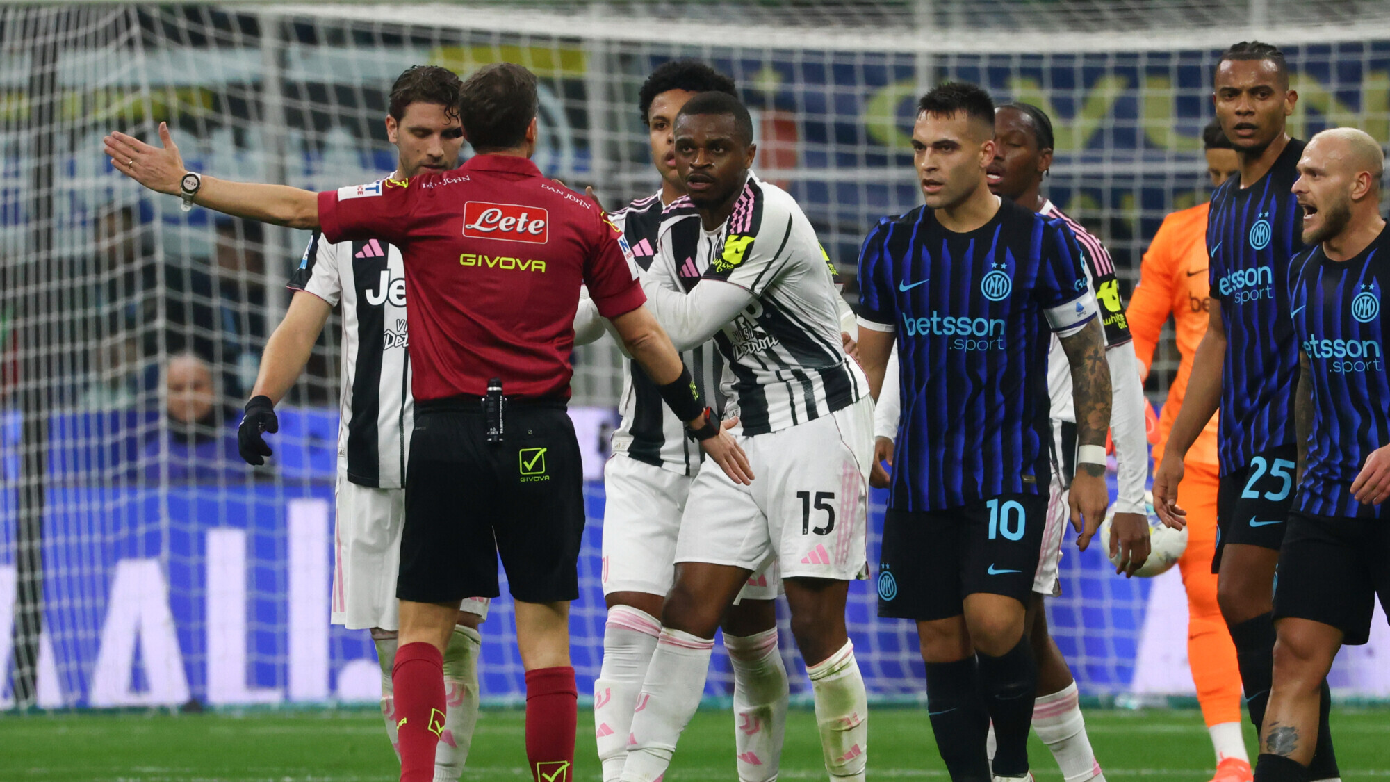 Игрока и дирекцию «Ювентуса» дисквалифицировали за агрессивное поведение после ошибки судьи