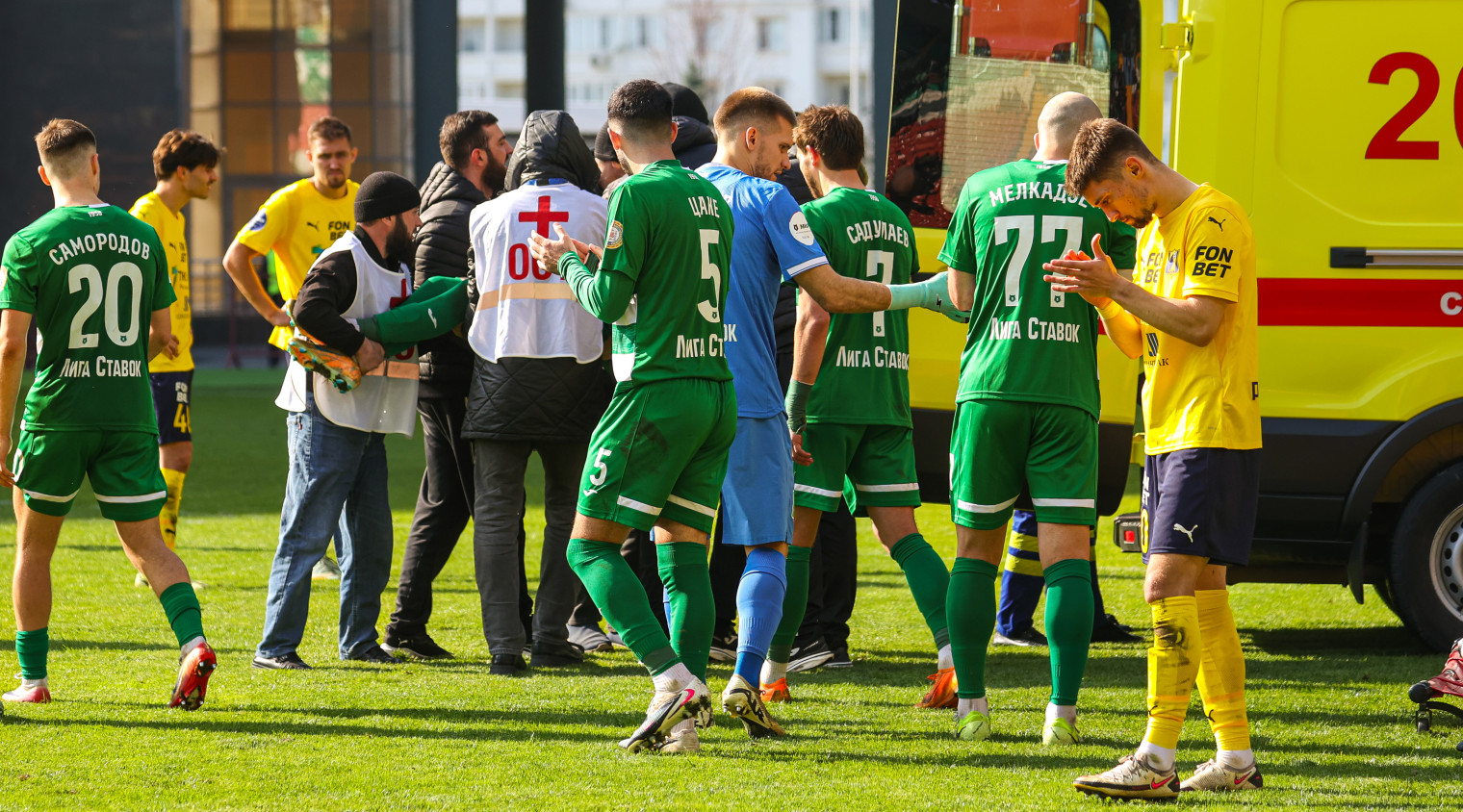 Игрока «Ахмата» увезли с поля на скорой