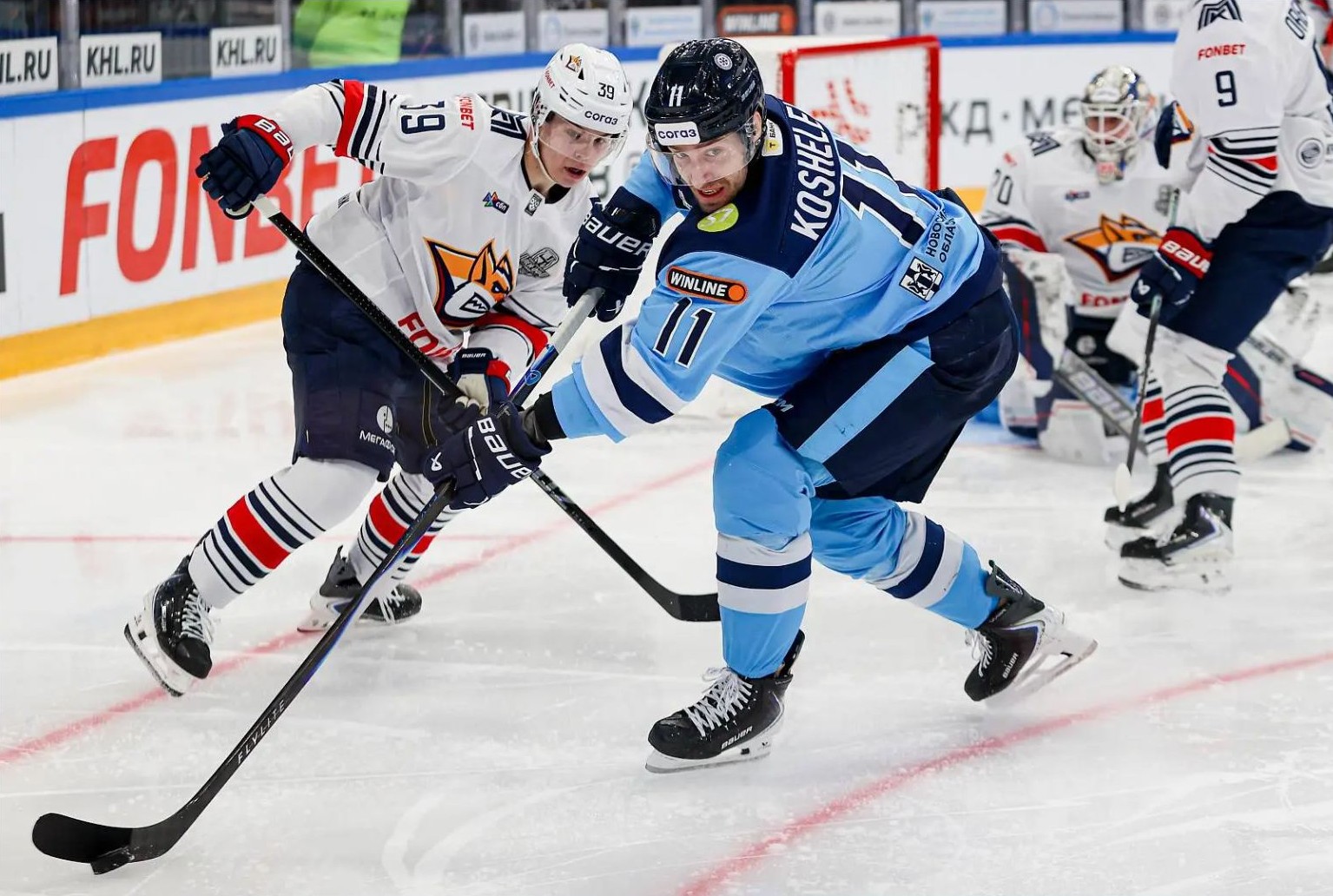 «Сибирь» вырвала победу у «Металлурга» и продлила серию в плей-офф КХЛ
