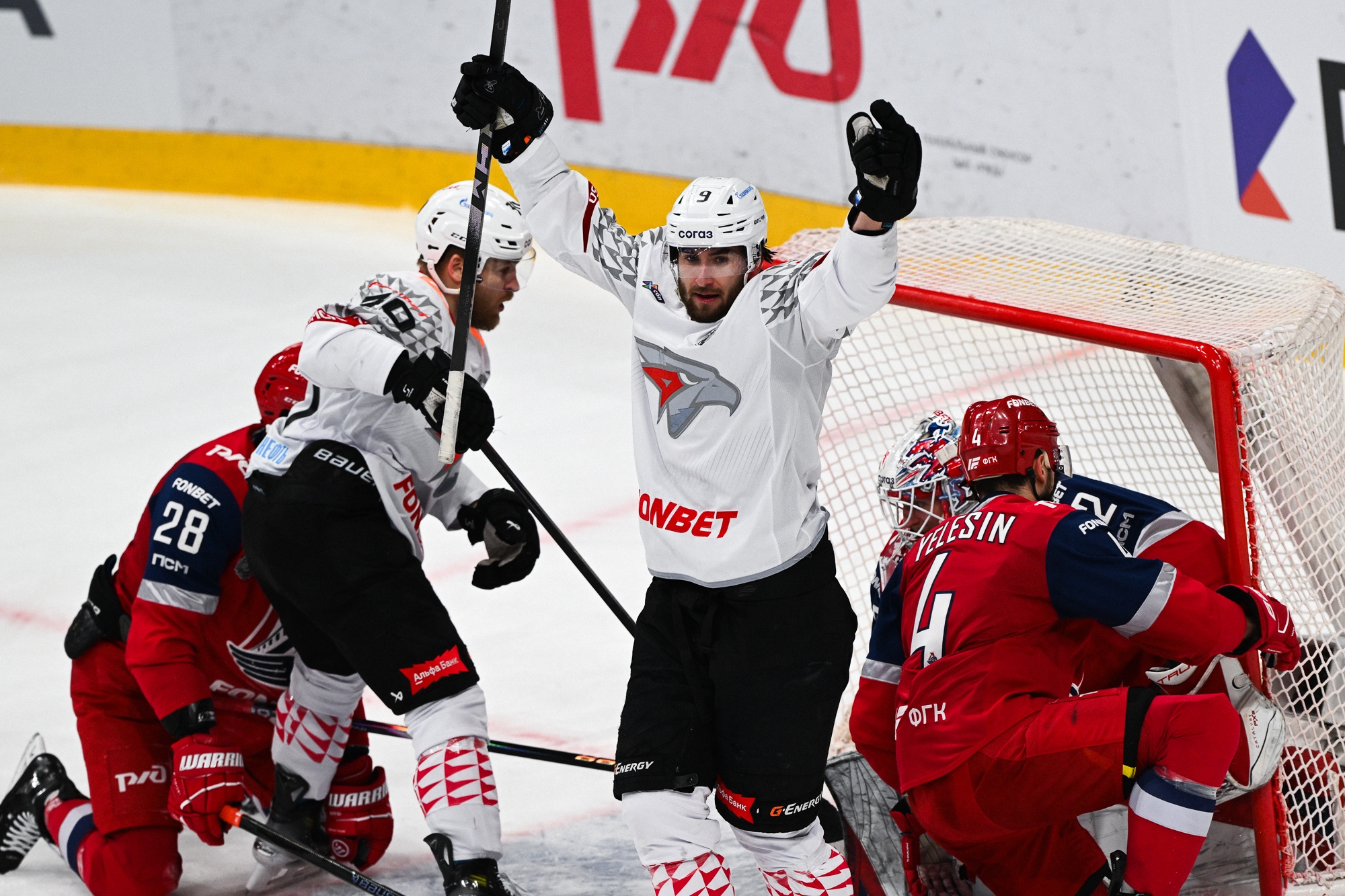 Стартовал полуфинал Кубка Гагарина: «Авангард» в гостях уверенно обыграл «Локомотив»